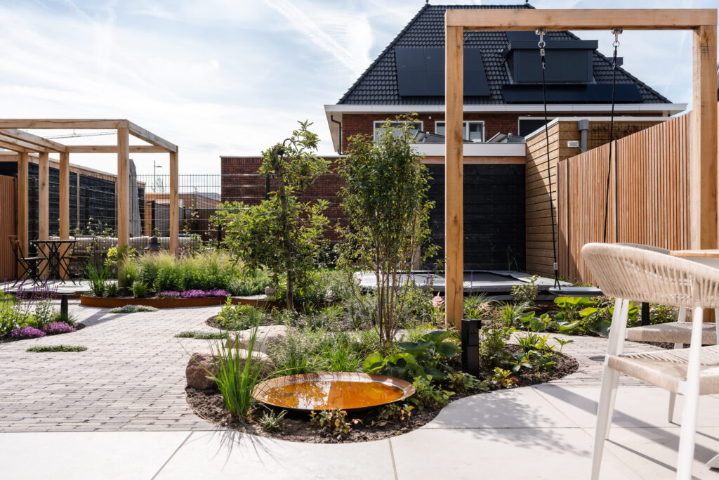Ingegraven trampoline in kindvriendelijke tuin