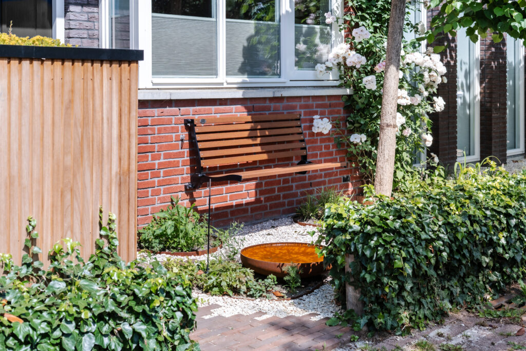 Groene stadstuin met bankje in Berkel en Rodenrijs
